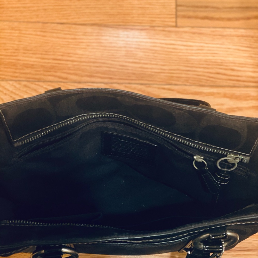 Designer Coach Tote Handbag. Black Color - Picture 3 of 4